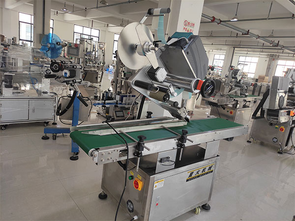 不干膠平面自動貼標(biāo)機(jī)展示圖