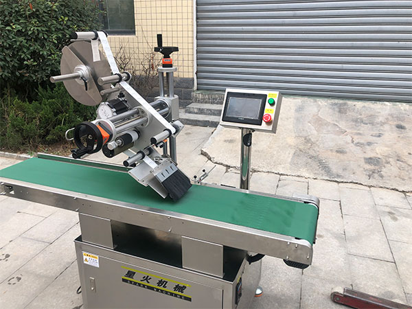 不干膠平面自動貼標(biāo)機(jī)細(xì)節(jié)展示